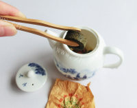 美味的菊花山楂普洱茶做法图解4)