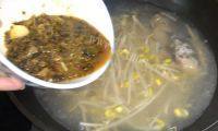 美味的酸菜鱼头汤做法图解11)