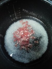 可口的皮蛋瘦肉粥做法图解4)