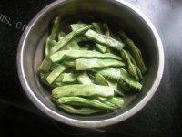 土豆鸡块炖豆角做法图解4)