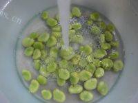 喷香的香葱蚕豆做法图解2)