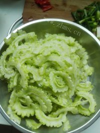 美味的苦瓜炒肉做法图解2)