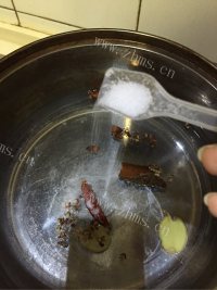 香气浓郁的泡椒凤爪做法图解4)