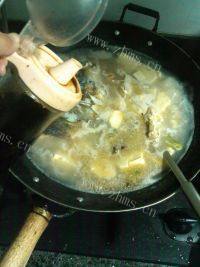 让人怀念的鱼头豆腐汤做法图解11)