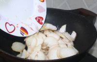家常菜炒杏鲍菇做法图解5)