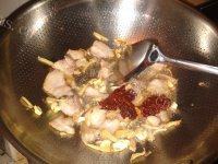 「家有大厨」芹菜炒肉做法图解3)