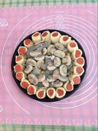 裙边蘑菇鲜虾披萨做法图解18)