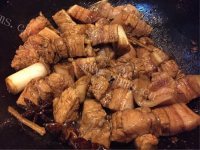 清脆爽口的猪肉炖豆角做法图解4)
