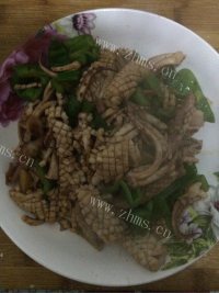 美味的青椒炒鱿鱼做法图解8)