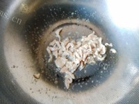 好喝的白菜肉丝年糕汤做法图解4)