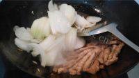 家常菜圆葱炒肉做法图解5)