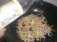家常菜酸辣黄豆芽做法图解4)