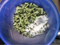 美味的豆角蒸菜做法图解3)