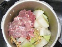 让人怀念的冬瓜排骨汤做法图解4)