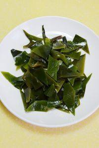 营养丰富的海带炖排骨做法图解2)