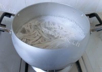 好吃的黄鱼雪菜煨面做法图解13)