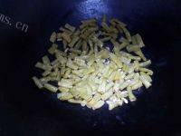 美味的酸豆角炒肉末做法图解2)