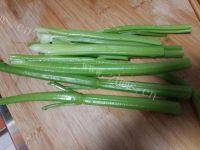 诱人的芹菜花生米做法图解1)