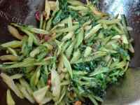 家常菜肉炒芹菜