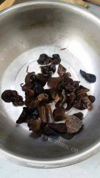 一个人的黄瓜炒鸡蛋做法图解3)
