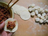 快捷韩式辣白菜牛肉煎饺做法图解6)