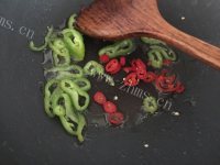 美味营养的凉拌皮蛋做法图解2)