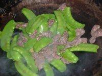 家常菜荷兰豆炒牛肉做法图解4)