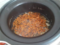 滋补的虫草花炖瘦肉做法图解4)