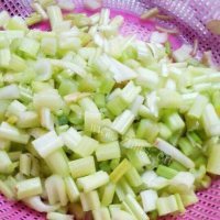 懒人菜芹菜炒肉做法图解1)