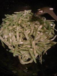 家常菜四季豆炒腊肠做法图解4)