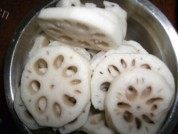 美味的莲藕猪尾汤做法图解2)