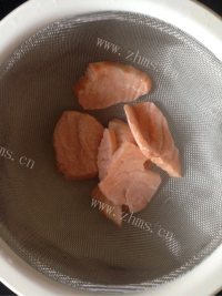 香气浓郁的三文鱼蔬菜粥做法图解7)