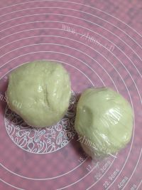 唇齿留香的豆沙菊花酥做法图解3)