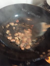 色香味俱全的青椒炒肉做法图解2)