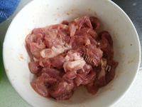 芹菜尖椒炒肉丝做法图解1)