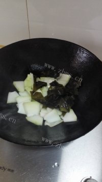 美味营养的冬瓜海带汤做法图解2)