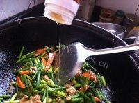 「美味可口」蒜薹炒肉做法图解12)