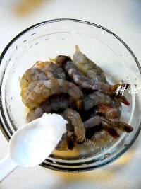 家常菜丝瓜炒虾仁做法图解2)