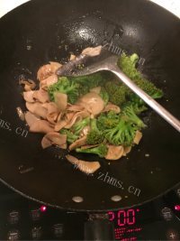 家常菜西兰花炒杏鲍菇