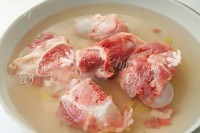 美味的淮山薏仁猪骨汤做法图解1)