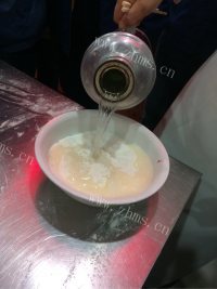 葱油饼做法图解1)