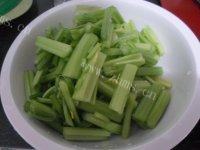 「家有大厨」芹菜炒肉做法图解2)