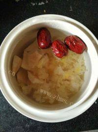 美味的雪梨银耳红枣汤做法图解3)