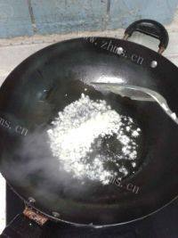 美味的蒜蓉粉丝蒸扇贝做法图解7)