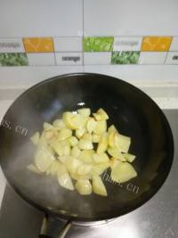 家常美食蒜香猪肉土豆做法图解3)