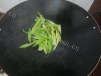 在家做的芹菜炒牛肉做法图解11)