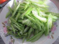 饱满的芹菜土豆丝做法图解2)