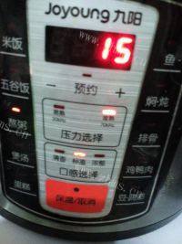 养颜的红豆薏米粥做法图解5)