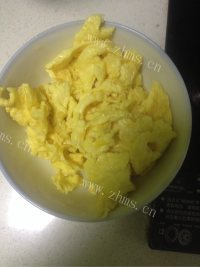 美味营养的洋葱炒鸡蛋做法图解3)