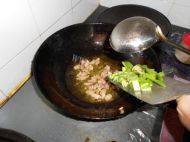 色泽不错的肉炒豇豆角做法图解3)